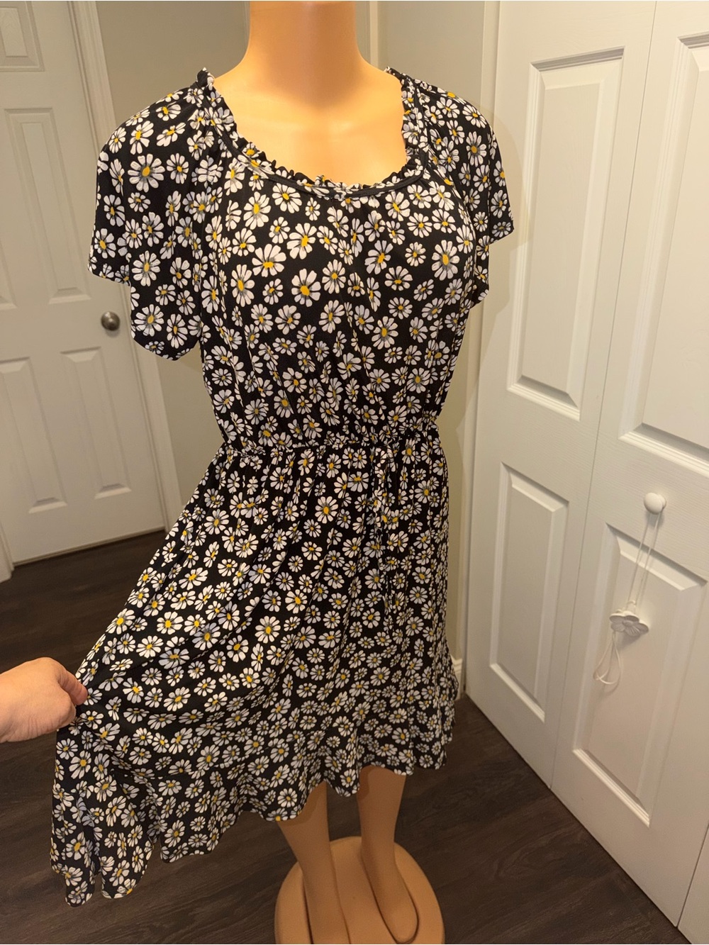 SJS Black Daisy Print Short Sleeve Smocked Waist Dress SZ M EXCELLENT CONDITIONS